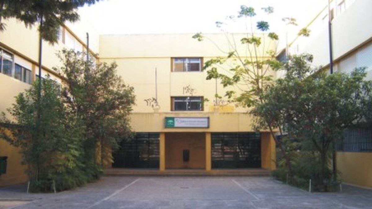 Un instituto de Sevilla aprueba ocho asignaturas suspensas de un alumno que no iba a clase Un instituto de Sevilla aprueba ocho asignaturas suspensas de un alumno que no iba a clase