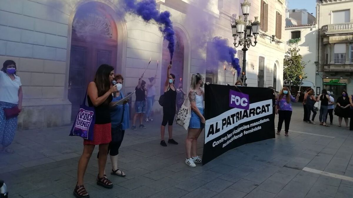 Humo violeta en las concentraciones por la mujer asesinada en Sabadell: su pareja escondió el cadáver en un baúl Humo violeta en las concentraciones por la mujer asesinada en Sabadell: su pareja escondió el cadáver en un baúl