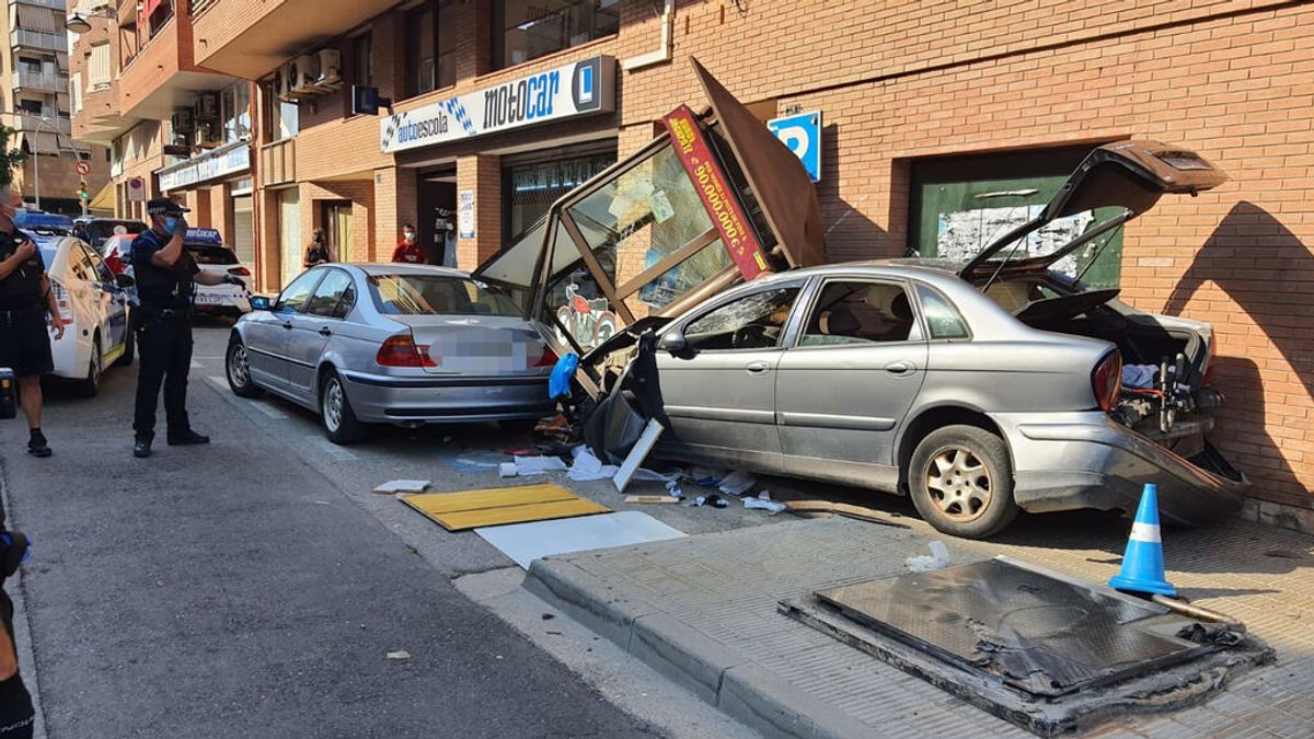 Arrolla con su coche un quiosco de la ONCE mientras huía de la policía en Lleida Arrolla con su coche un quiosco de la ONCE mientras huía de la policía en Lleida