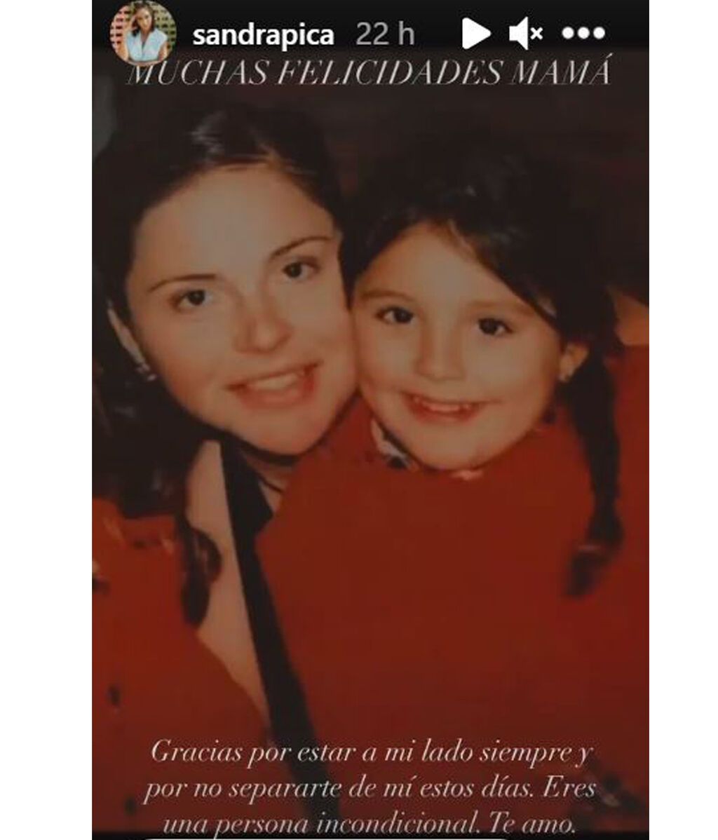 Sandra Pica de pequeña junto a su madre Sonia