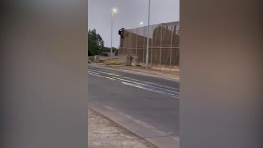Más de 200 personas  saltan la valla de Melilla
