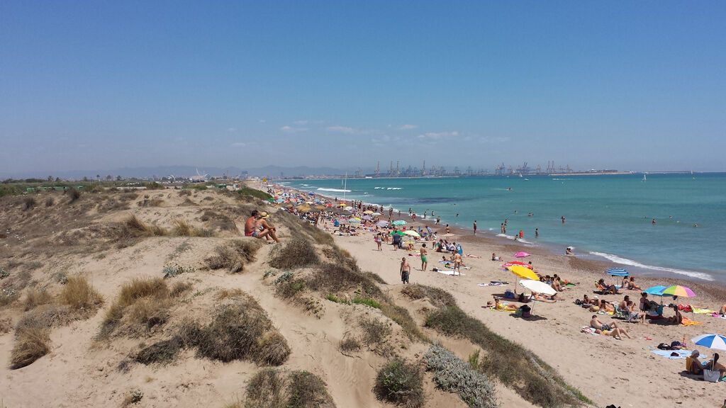Playa de Pinedo, con el puerto de Valencia al fondo.