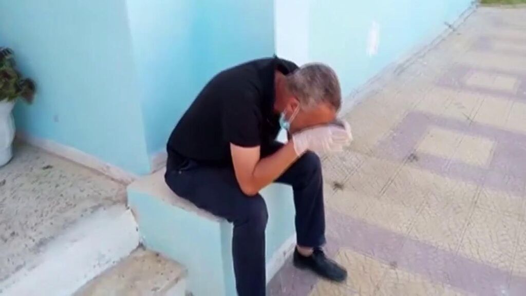 El director de un hospital de Túnez explota en llanto tras quedarse sin oxígeno para sus pacientes