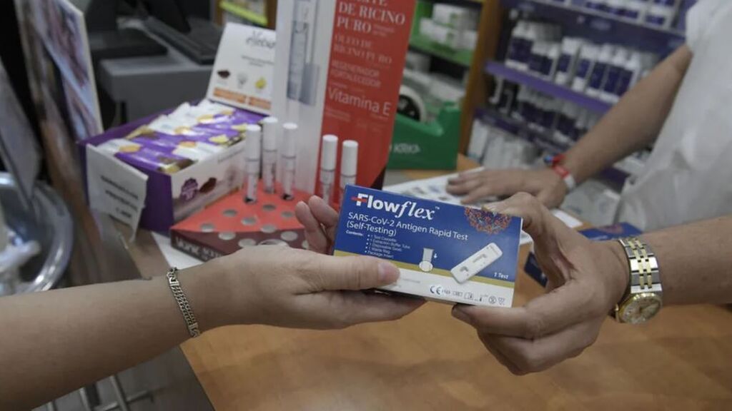 Las farmacias se quedan sin tests de antígenos el primer día de venta