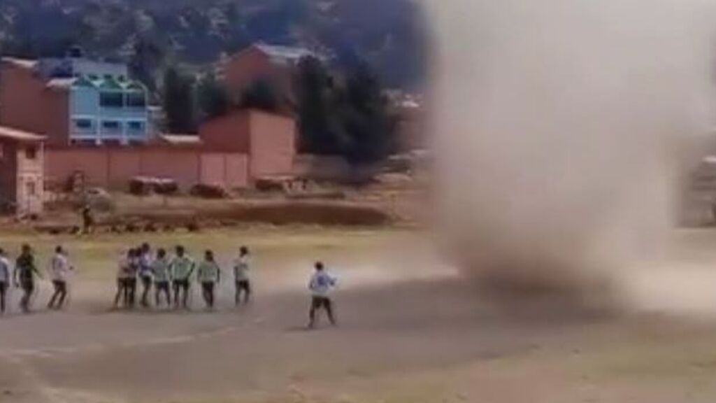 Un espectacular remolino interrumpe un partido de fútbol en Bolivia
