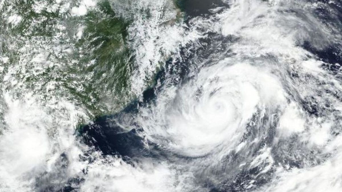 El monstruoso tifón In-Fa amenaza las islas del sur de Japón antes de poner el ojo en China