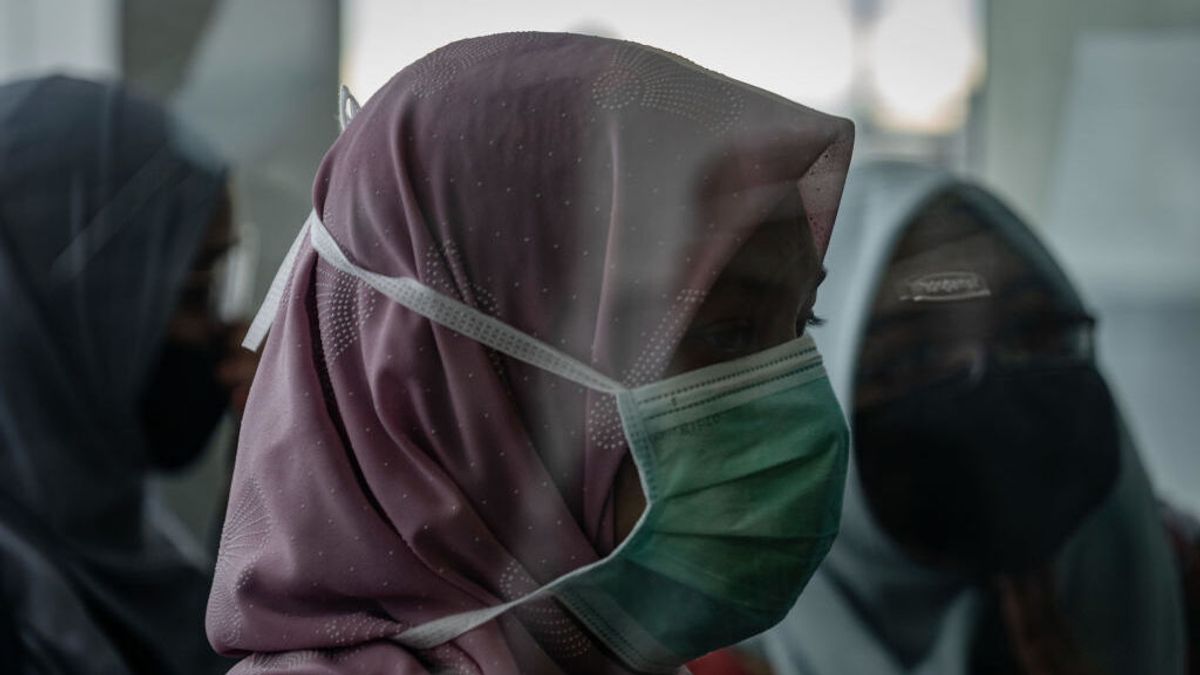 Un hombre se oculta bajo el burka de su esposa para esconder su positivo y poder volar