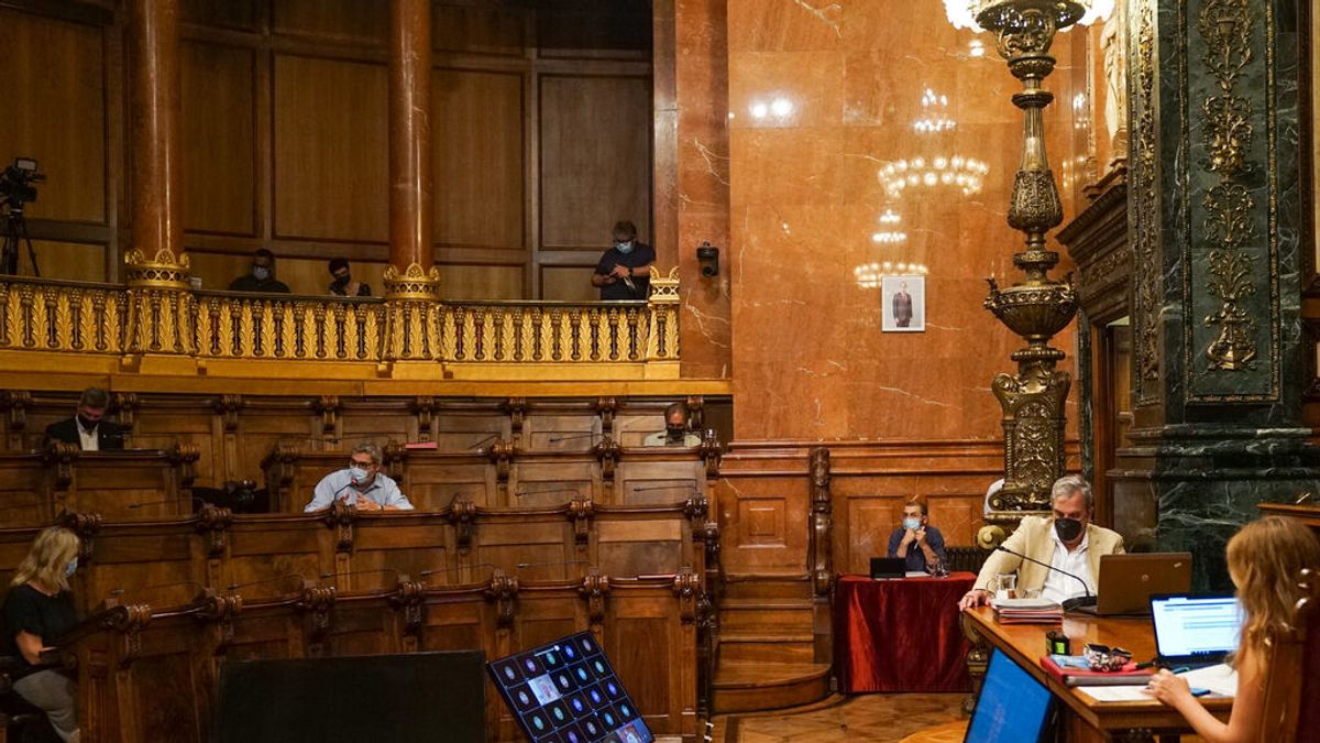 La imagen del rey vuelve a la Sala de Plenos del Ayuntamiento de Barcelona La imagen del rey vuelve a la Sala de Plenos del Ayuntamiento de Barcelona