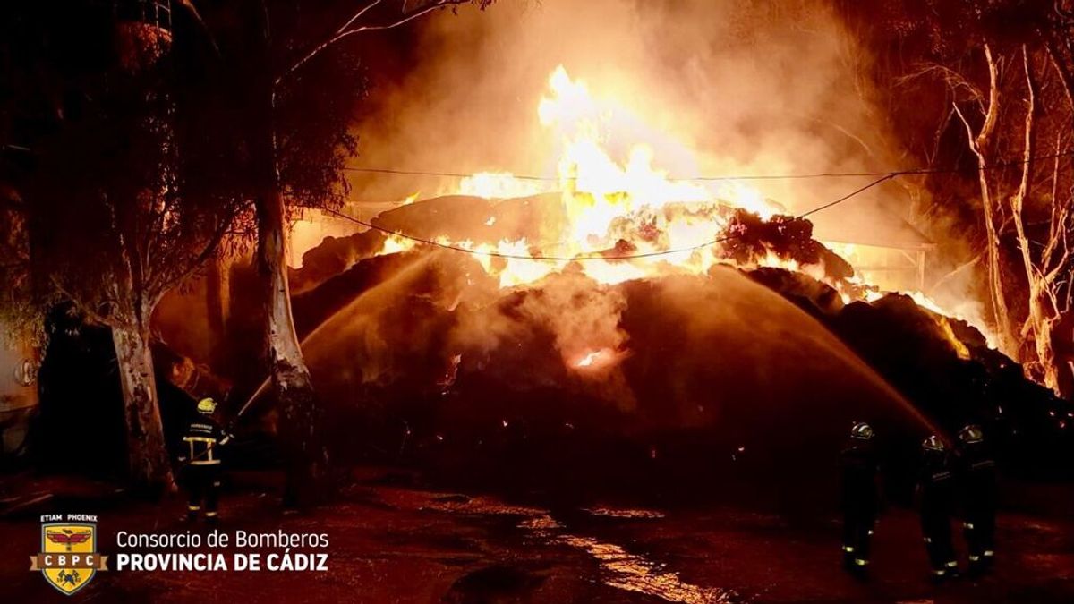 Bomberos intentan sofocar un incendio en un pajar de la Finca El Grullo en Vejer de la Frontera Bomberos intentan sofocar un incendio en un pajar de la Finca El Grullo en Vejer de la Frontera