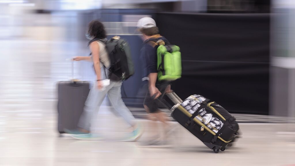 El agujero negro del pasaporte covid de la UE para viajar: no refleja si una persona vacunada está contagiada