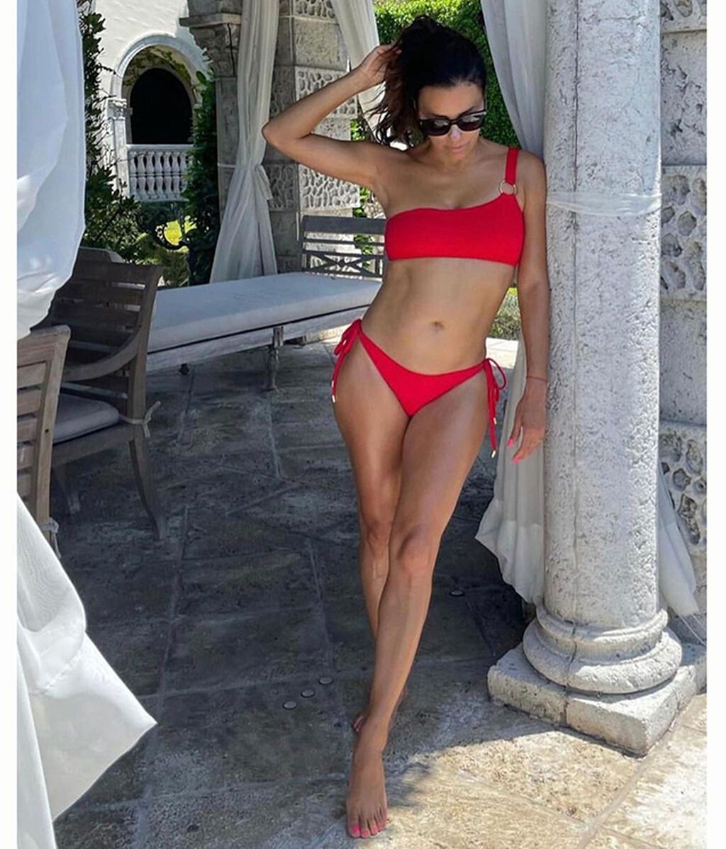 Eva Longoria con bikini asimétrico rojo