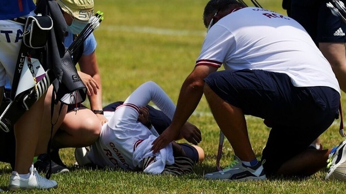 ¡El primer susto de los Juegos! Una tiradora con arco rusa se desvanece por el calor en plena competición ¡El primer susto de los Juegos! Una tiradora con arco rusa se desvanece por el calor en plena competición