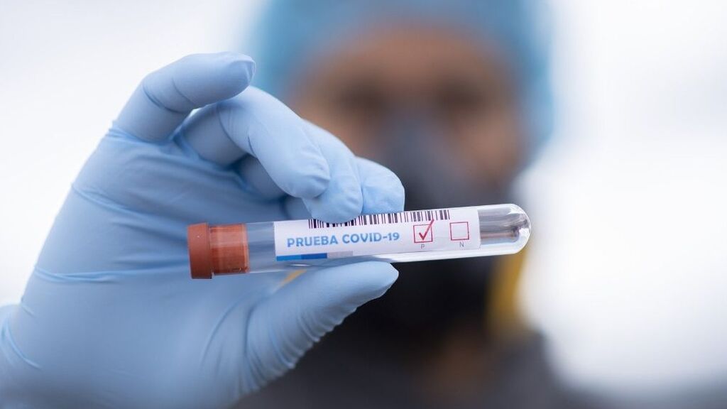 Un británico dio 43 veces positivo por covid: solo le curó el tratamiento al que se sometió Trump