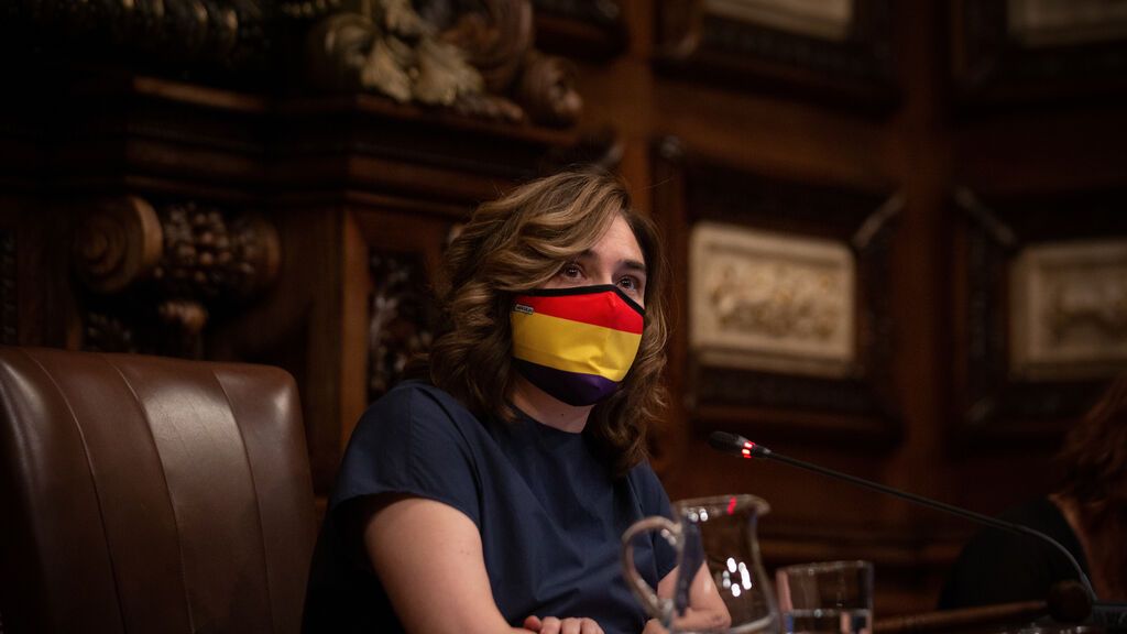 Ada Colau preside el pleno con una mascarilla de la bandera republicana