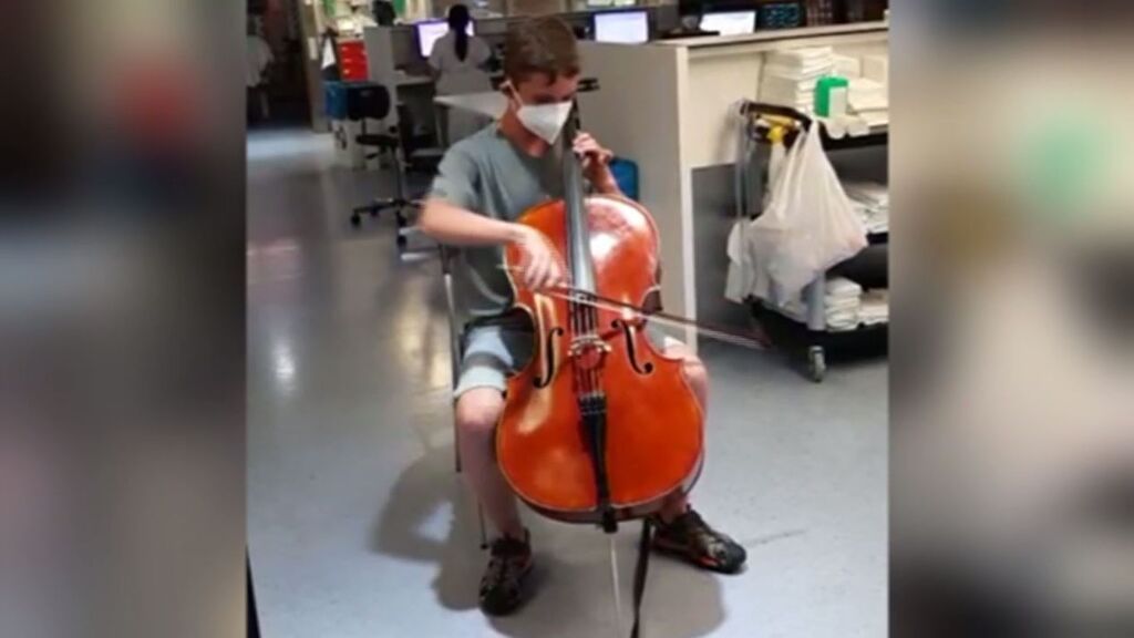 Pau, de 13 años, con su violonchelo, logra con un concierto que su padre reaccione y desconecten su respirador