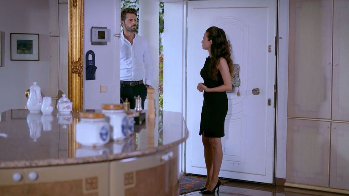 Levent se presenta en casa de Tekin y Meryem para recuperar a Ömer