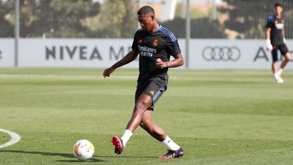 Ancelotti vacila a Martin Ödegaard con David Alaba en su primer entrenamiento con el Real Madrid