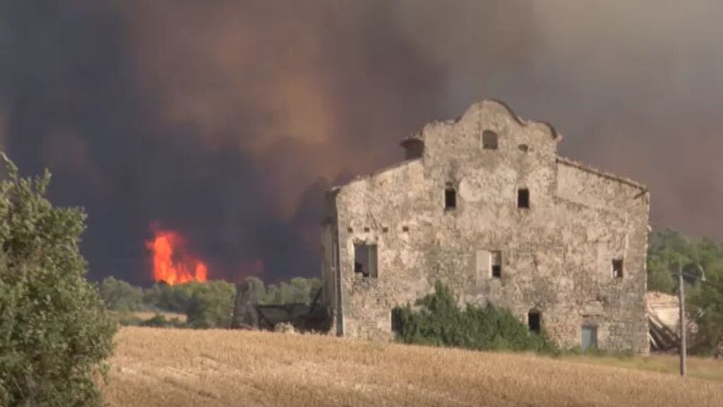 Un incendio forestal en Santa Coloma de Queralt (Tarragona) arrasa ya más de cien hectáreas