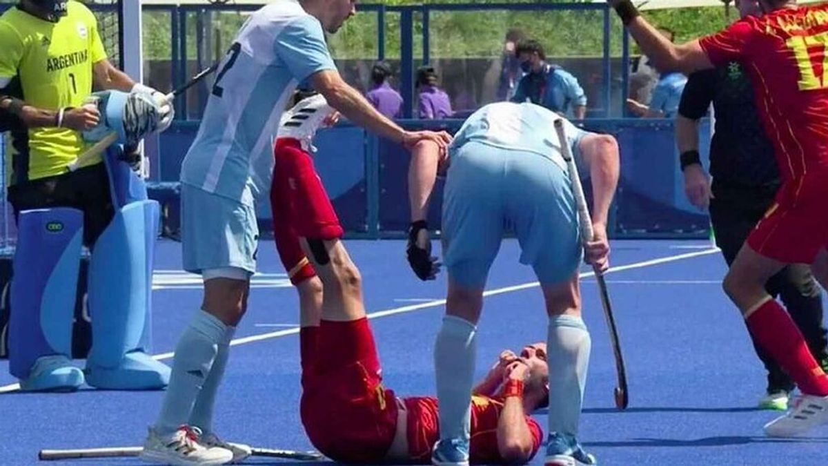 La fea acción de un jugador argentino de hockey al golpear con el stick en la cabeza a David Alegre