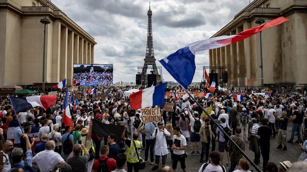 Miles de personas salen a la calle en Francia para protestar contra el certificado de vacunación