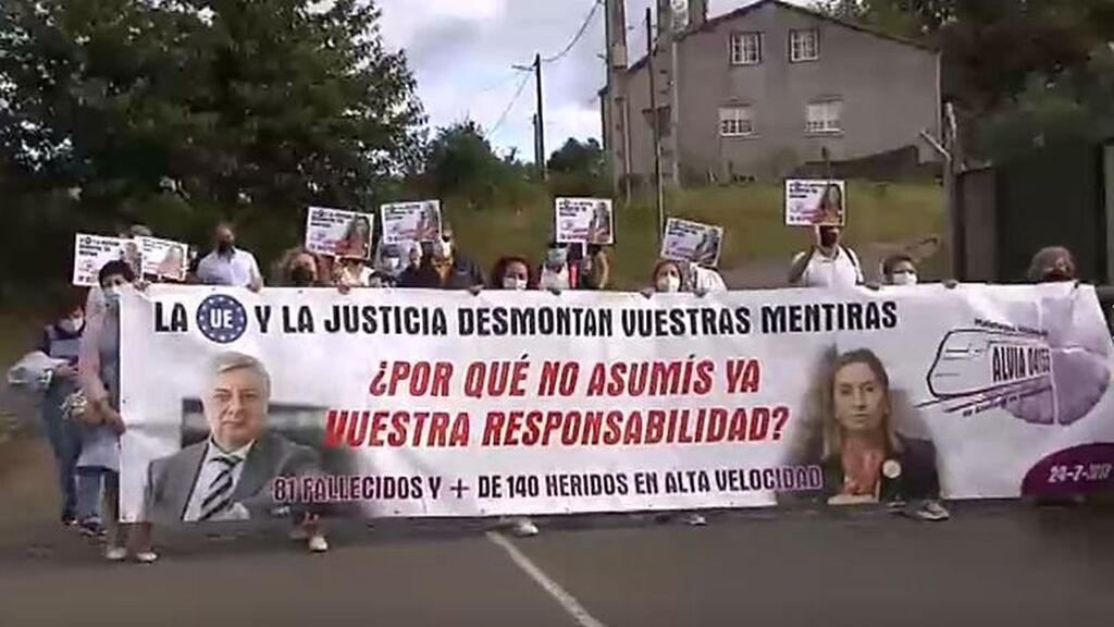 Familiares de las víctimas del accidente de Alvia en Angrois se manifiestan en el octavo aniversario de la tragedia