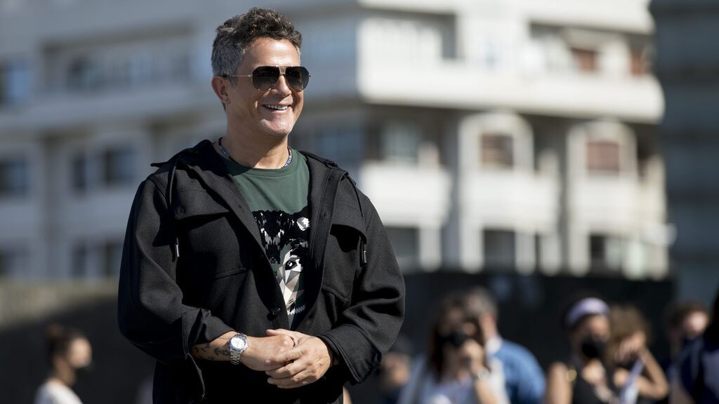 Camisa, canas y una actuación histórica: Alejandro Sanz versiona 'Imagine' en la ceremonia inaugural de los Juegos Olímpicos