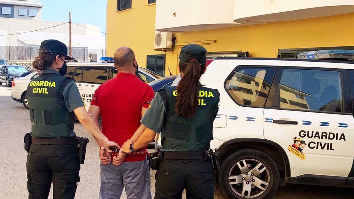Detenido por agredir a un hombre que le pidió que se pusiera la mascarilla en un supermercado de Menorca Detenido por agredir a un hombre que le pidió que se pusiera la mascarilla en un supermercado de Menorca