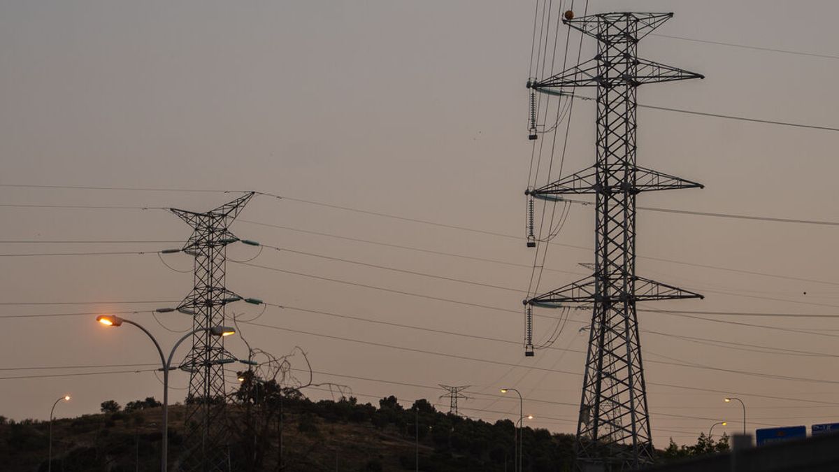 El precio de la luz cae un 4% este sábado, hasta los 92,02 euros/MWh El precio de la luz cae un 4% este sábado, hasta los 92,02 euros/MWh