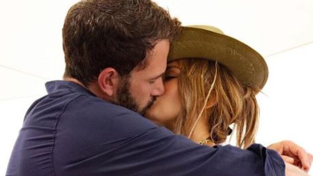 Jennifer Lopez y Ben Affleck dándose un beso