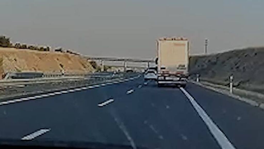 Un camión circula de forma temeraria