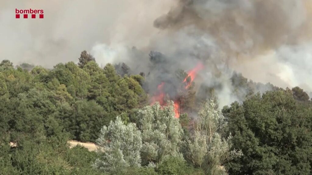 Cerca de un centenar de vecinos han tenido que ser desalojados por el incendio