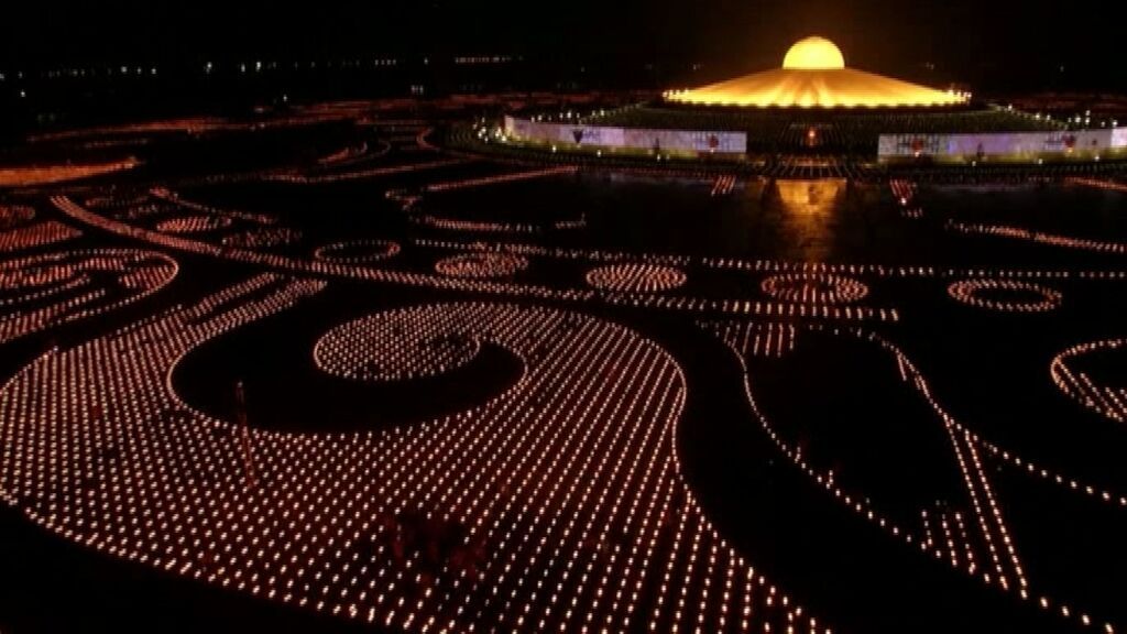Un espectáculo de 350.000 velas celebra en un templo de Tailandia el primer discurso de Buda
