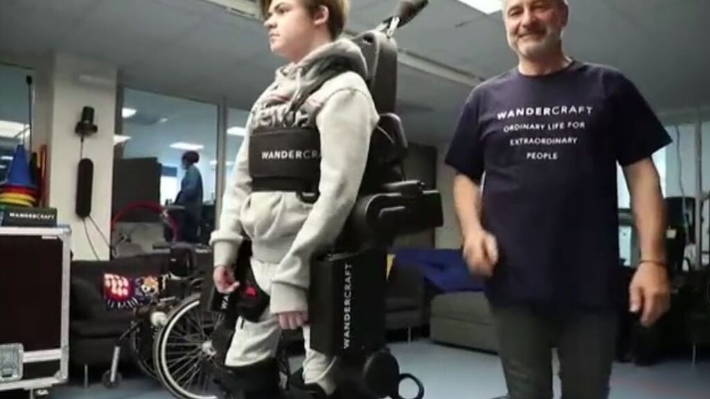 Un ingeniero francés fabrica un exoesqueleto para que su hijo pueda caminar