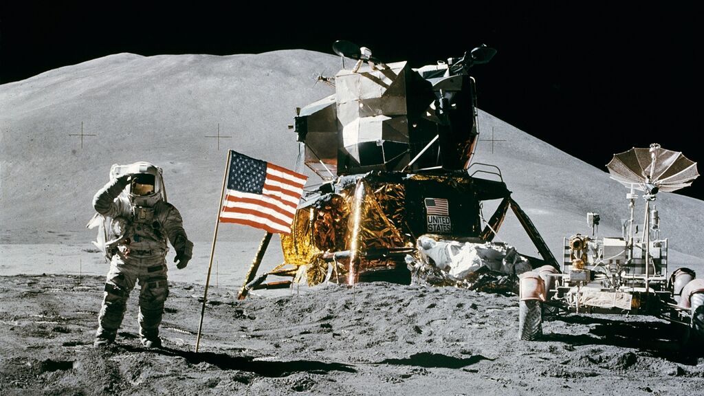 ¿Cuánto tiempo tardaría el hombre en dar la vuelta a la luna caminando?