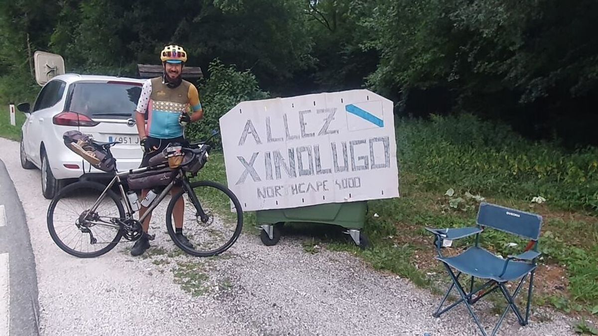 Un amigo sorprende a Javier con un cartel de ánimo a su paso por Eslovenia Un amigo sorprende a Javier con un cartel de ánimo a su paso por Eslovenia