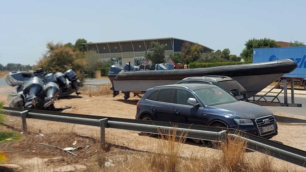 Narcolanchas y coches intervenidos en plena calle de una urbanización de Sevilla Narcolanchas y coches intervenidos en plena calle de una urbanización de Sevilla