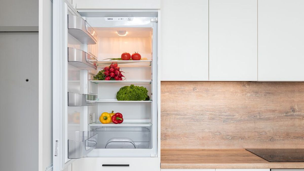 Agua caliente, azúcar y vainilla: la mezcla viral para mantener tu frigorífico impoluto