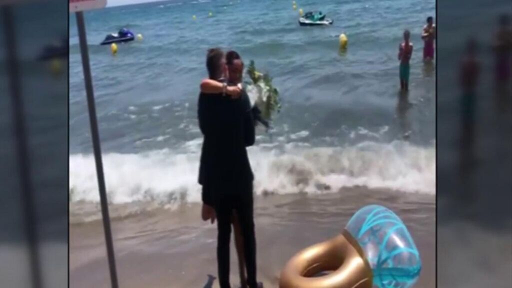 Vestido de traje, en moto acuática y con un flotador en forma de anillo: insólita pedida de mano en Fuengirola