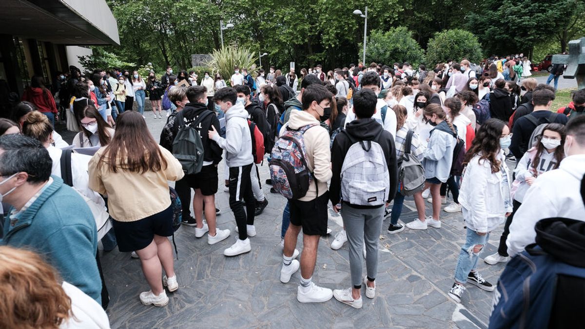 España cuenta por primera vez con más personas con estudios superiores que con ESO España cuenta por primera vez con más personas con estudios superiores que con ESO