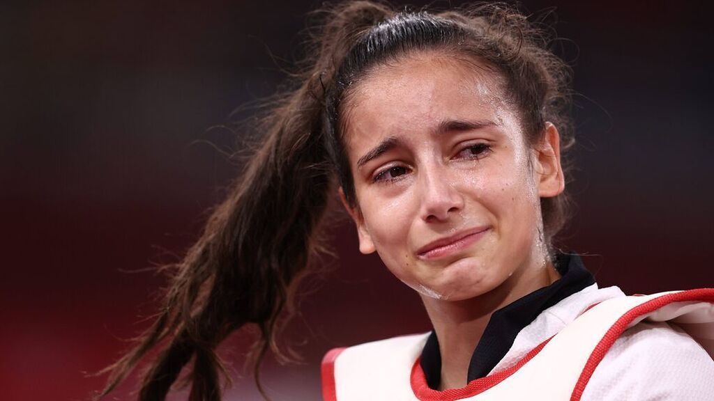 El saludo de Adriana Cerezo tras ganar la primera medalla olímpica para España