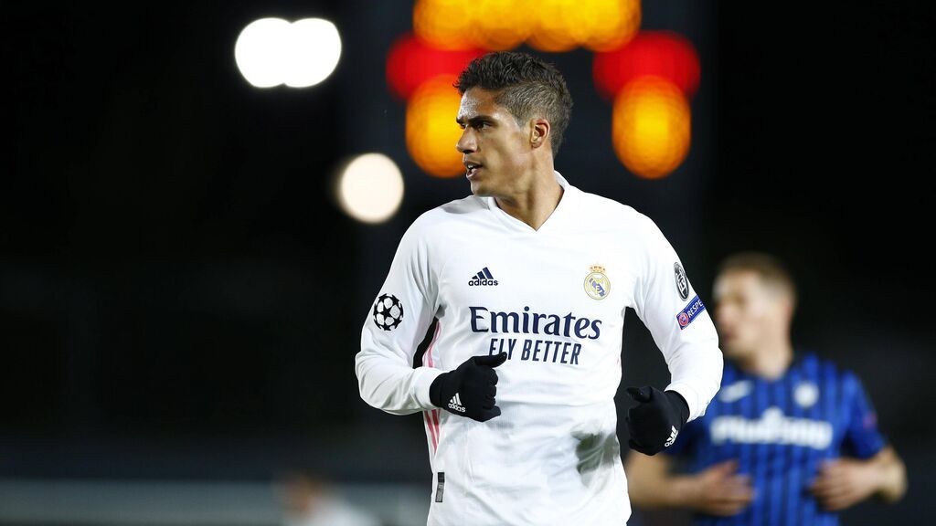 Varane regresa a los entrenamientos con el Madrid, pero con la vista puesta en el United Varane regresa a los entrenamientos con el Madrid, pero con la vista puesta en el United