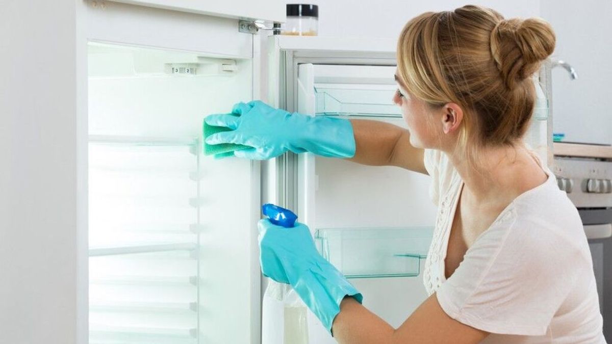 Los pasos básicos para limpiar el frigorífico por dentro y dejarlo reluciente: las mejores técnicas