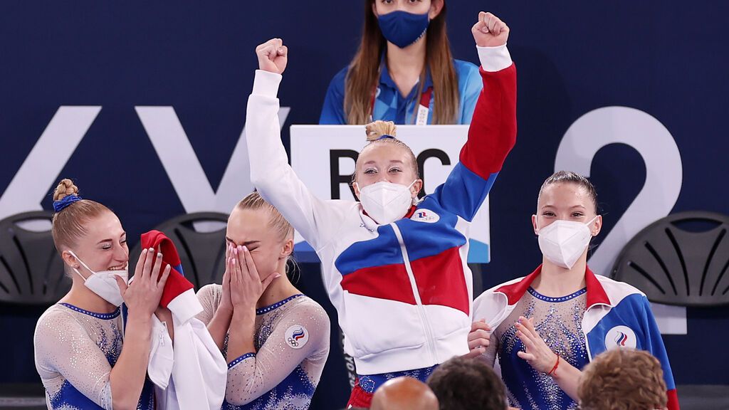El equipo ruso celebra su victoria en la final de grupos en gimnasia