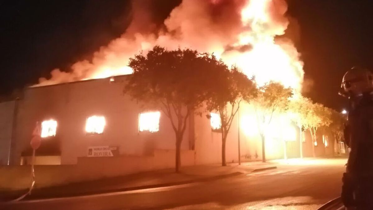 Los Bombers trabajan en un incendio en un almacén de Montblanc Los Bombers trabajan en un incendio en un almacén de Montblanc