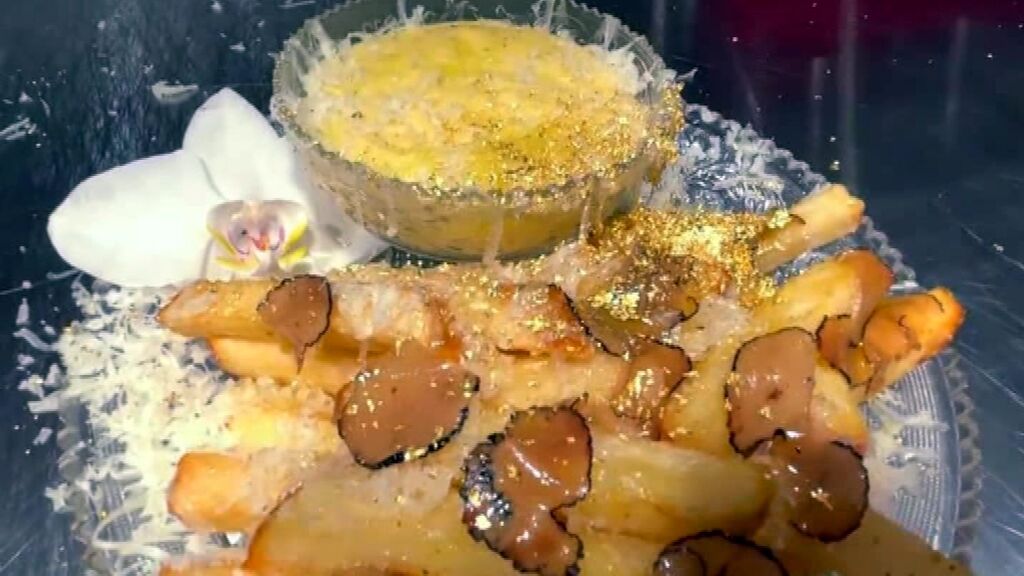 Escaldadas en champán, con trufa negra y oro en polvo: las patatas fritas más caras del mundo