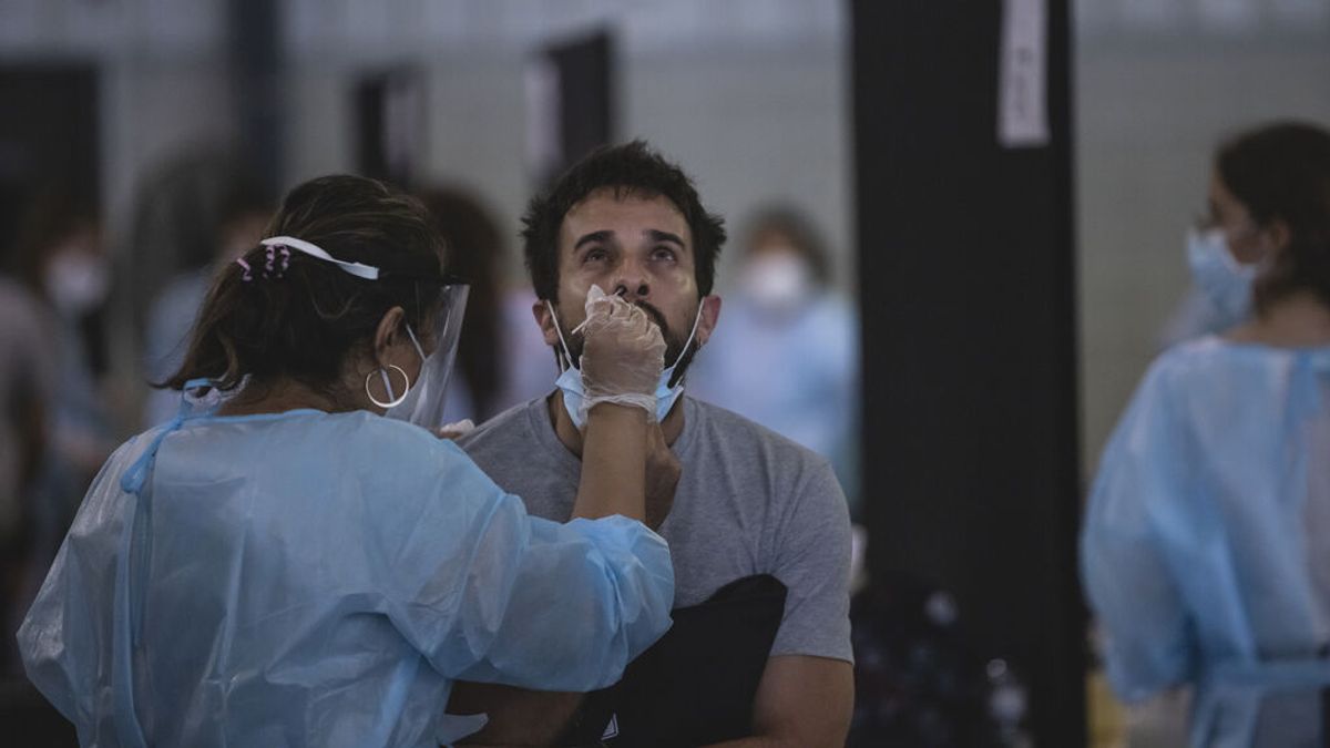 La quinta ola baja en siete comunidades gracias al descenso de contagios entre jóvenes La quinta ola baja en siete comunidades gracias al descenso de contagios entre jóvenes