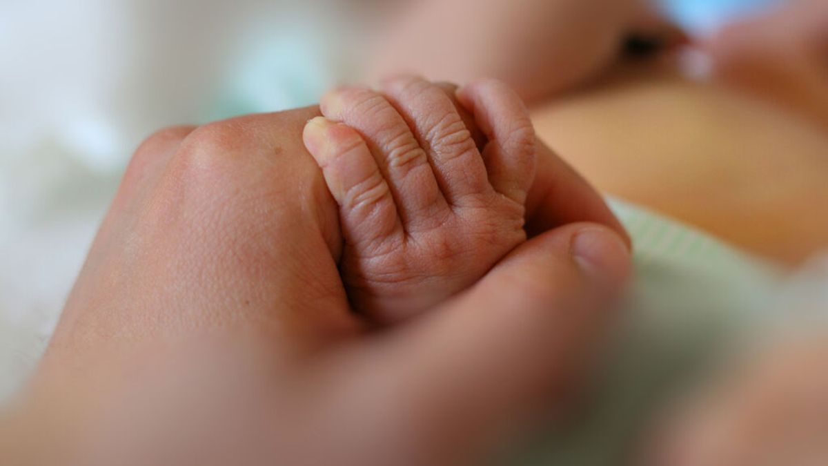 Un bebé de tres semanas lucha por su vida en la UCI tras contagiarse por el coronavirus Un bebé de tres semanas lucha por su vida en la UCI tras contagiarse por el coronavirus