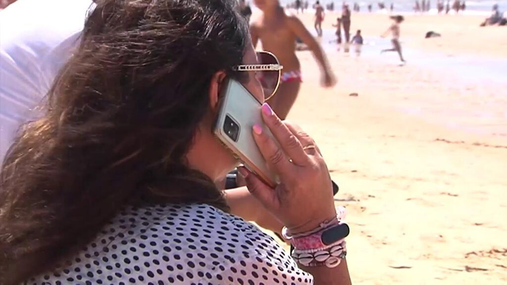 El teletrabajo complica la desconexión en vacaciones: 9 de cada 10 reconoce atender mensajes en la playa