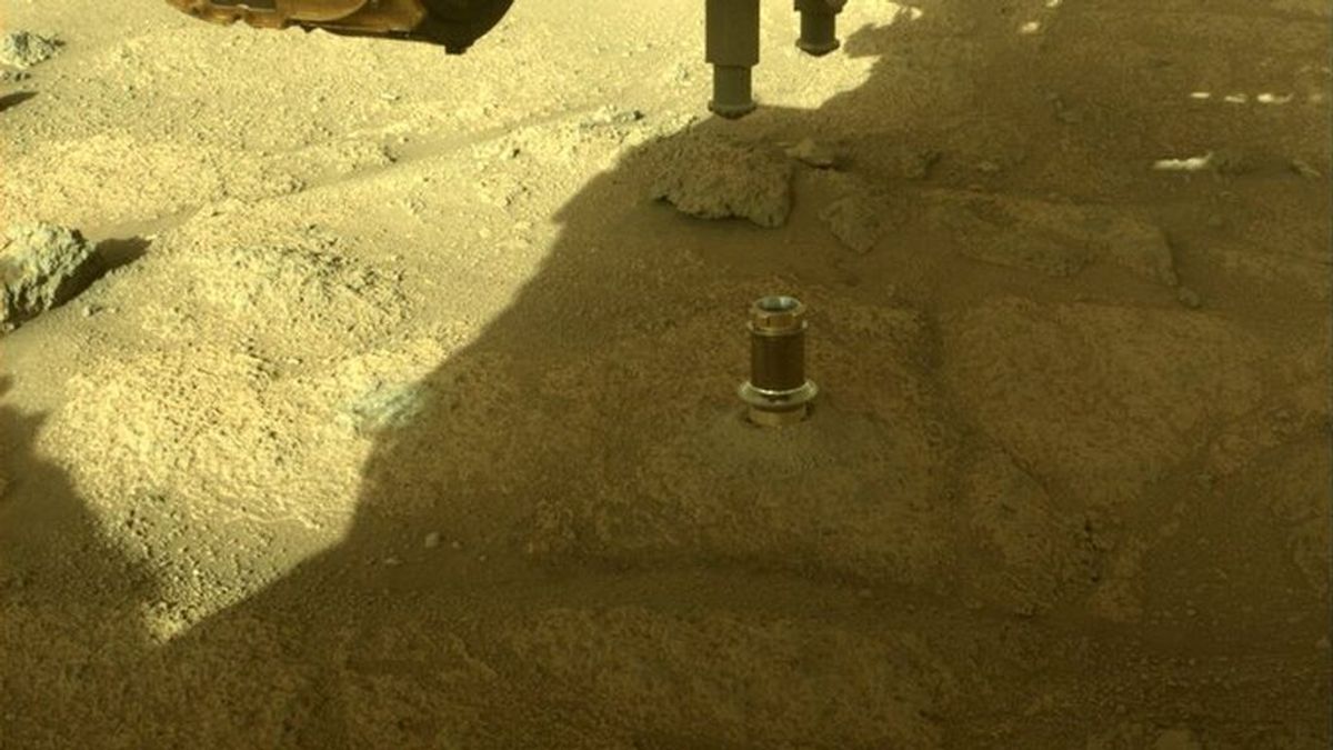 ¿Qué es esto y por qué sobresale de una roca de Marte?