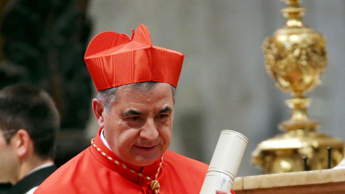 El cardenal Becciu niega las acusaciones por malversación y soborno: "Siempre fui obediente al Papa" El cardenal Becciu niega las acusaciones por malversación y soborno: "Siempre fui obediente al Papa"